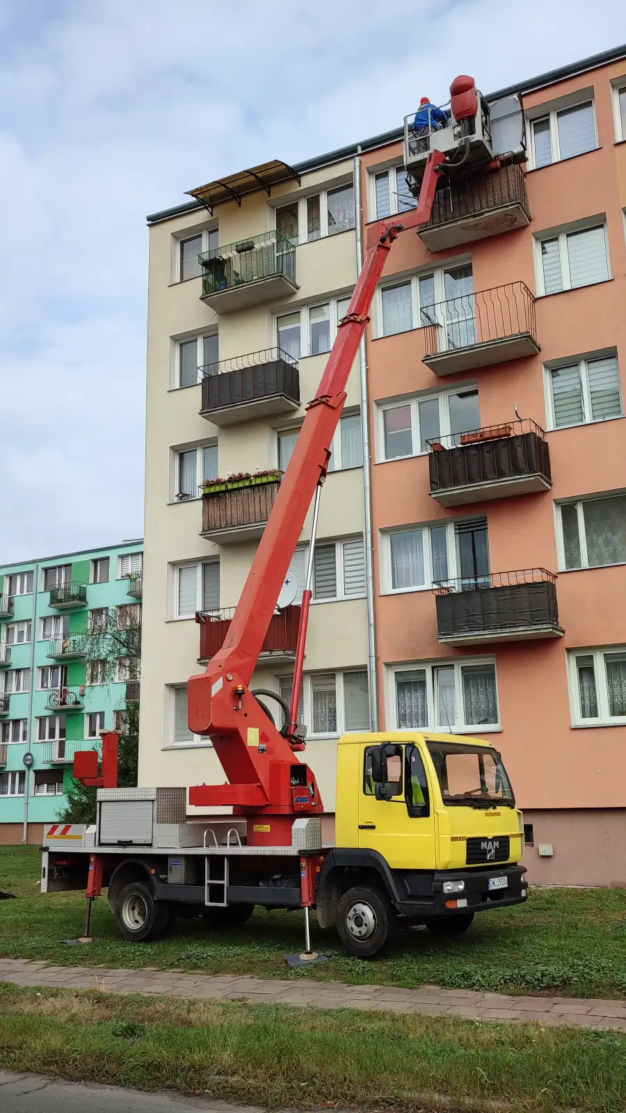 Prace na wysokości podnośnikiem koszowym - Włocławek