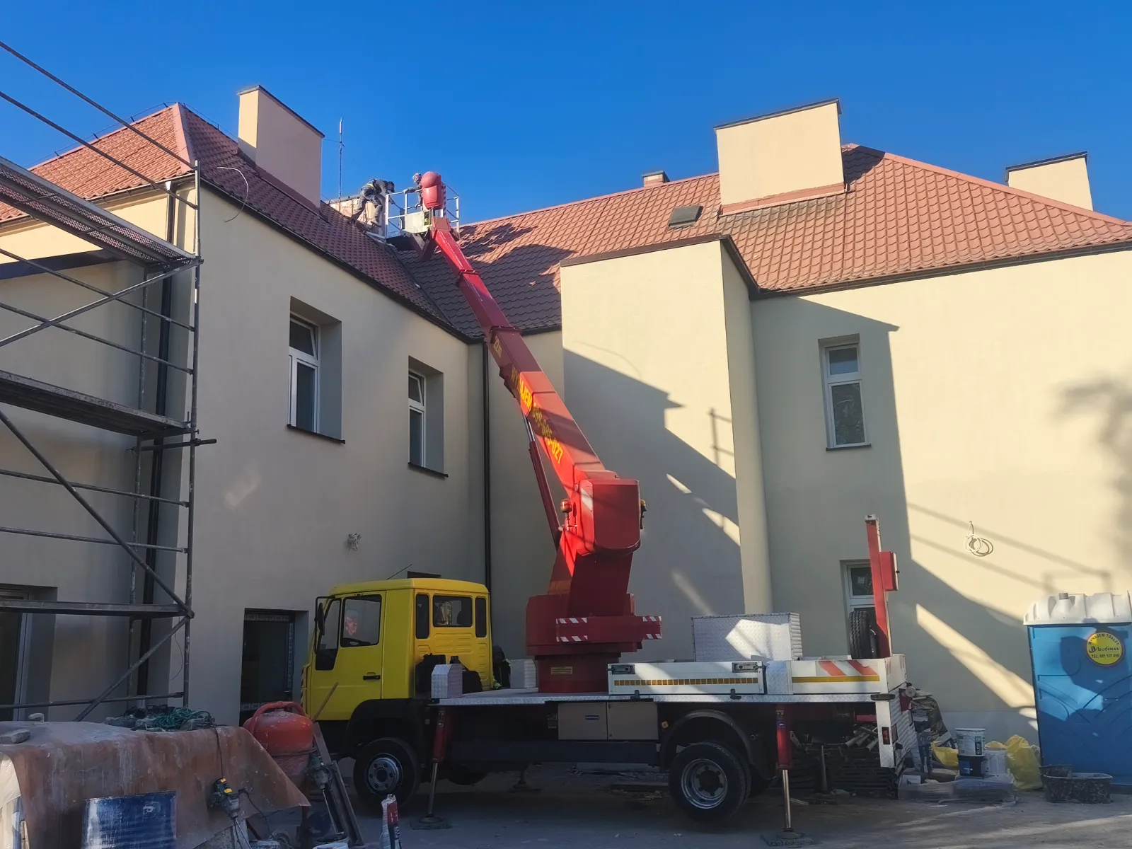 Montaż na wysokości podnośnikiem koszowym