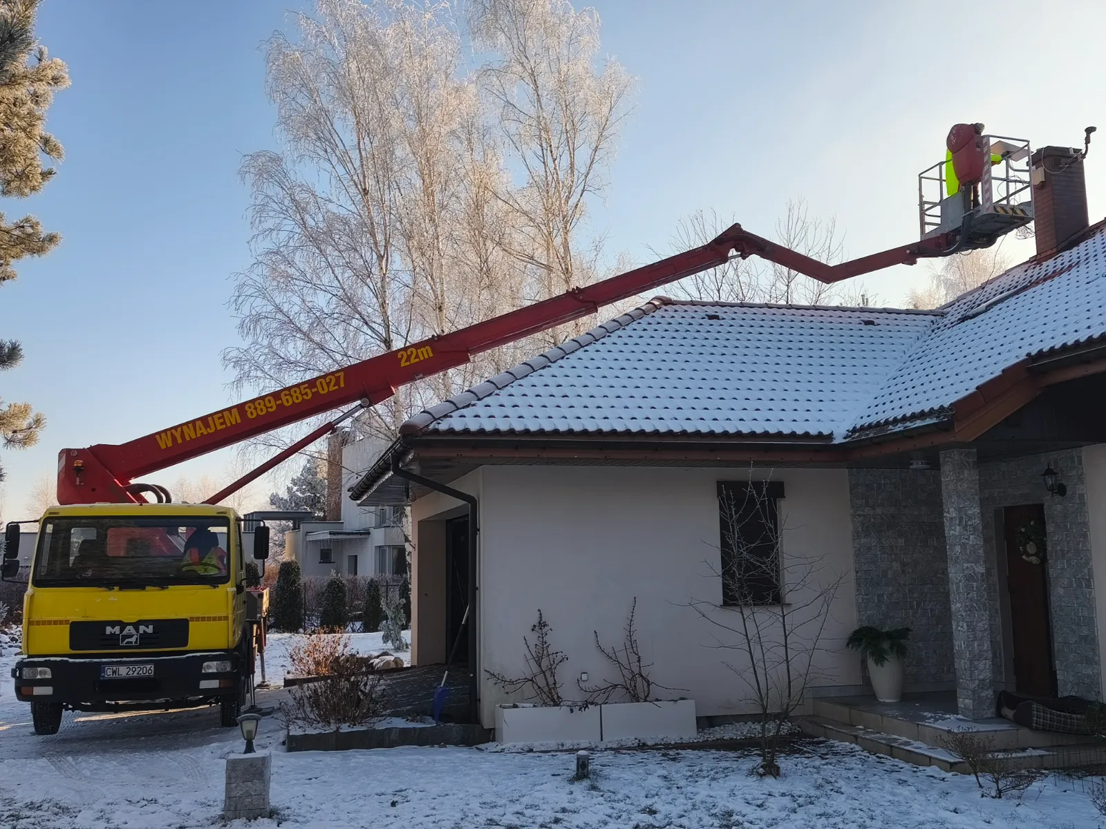 Prace na wysokości z kosza podnośnika samochodowego