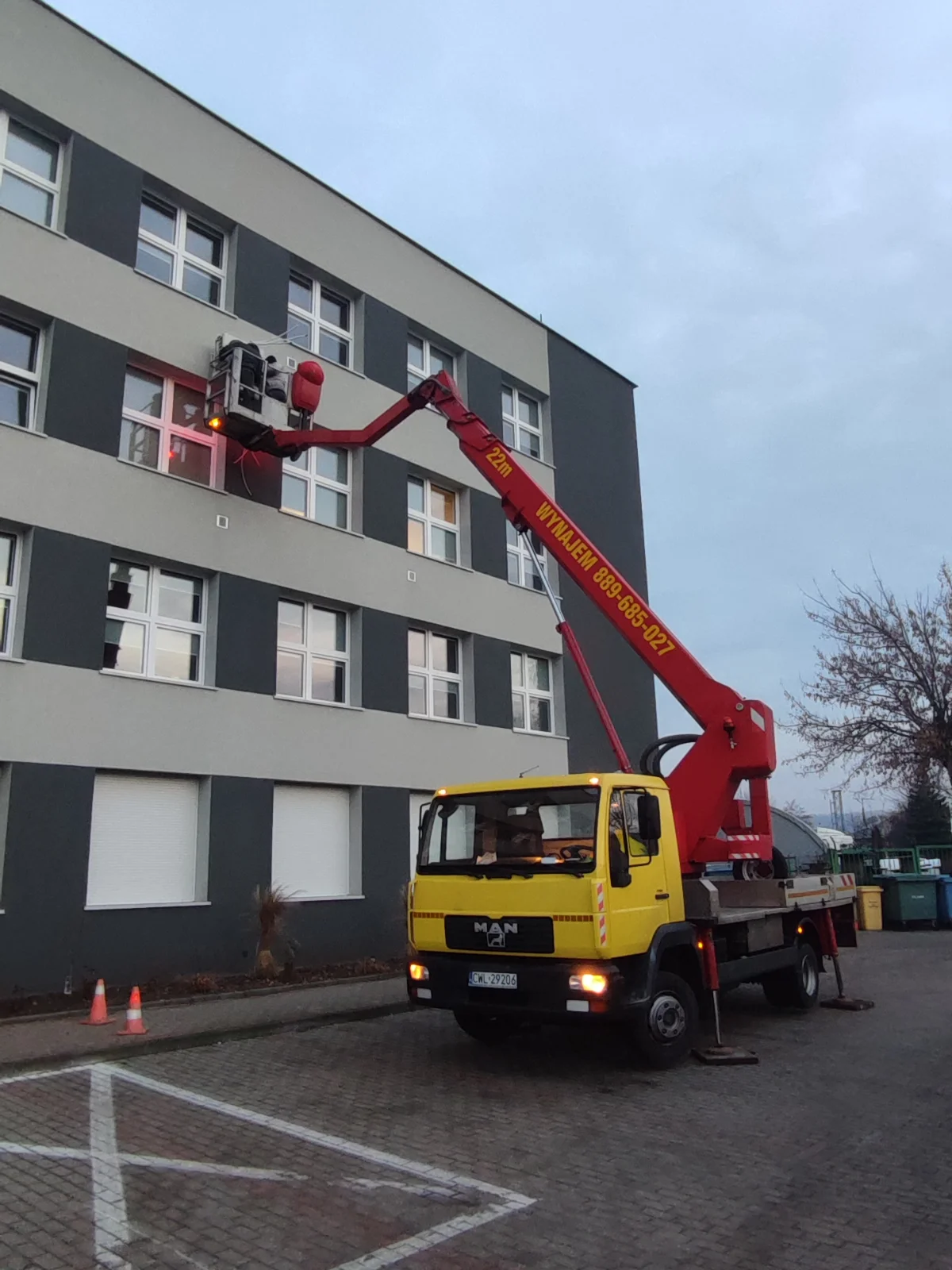 Prace budowlane na wysokości z kosza podnośnika